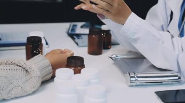 Hapları tutan kadın el yakın çekim.