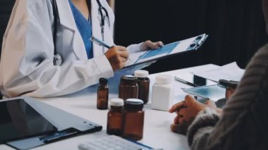 Tıbbi termometresi ve tableti olan bir doktor.