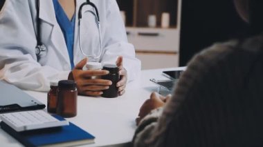 Modern bir ofiste çalışırken bir doktorun tablet bilgisayar kullanarak elini kapatması..