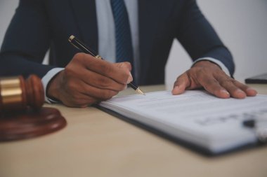 Hukuk teması, hakimin tokmağı, avukat infaz memurları, mahkemede dikkate alınan kanıtlara dayalı davalar, yasalar.