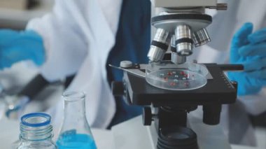 laboratuarda çalışan bilim adamı