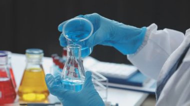 Laboratuvar bilim adamı laboratuarda bir test tüpü tutuyor..