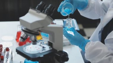 Laboratuvardaki bilim adamı. Bilim adamı laboratuvarda çalışıyor.