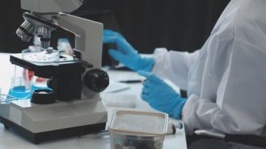 yakın plan - laboratuvarda çalışan bir mikroskobun görüntüsü