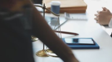 iş adamları laptop ile çalışma