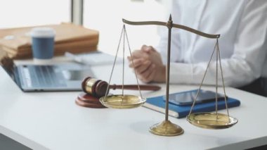 Adalet ve hukuk kavramı. Avukat, dizüstü bilgisayarla, teraziyle, adaletle, yasal belgelerle, hukuk hizmetleriyle çalışıyor