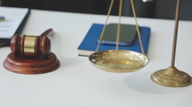 Adalet ve hukuk kavramı. Tokmak, kitaplar ve adalet masanın arkasında..