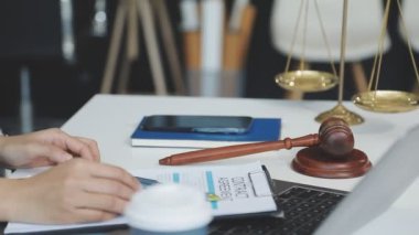 Avukat, hukuk konsepti, hakim çekici ve tokmağı olan avukat..