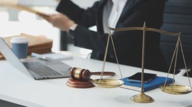 Yargıç Tokmak, mahkeme salonundaki yargıç terazisiyle. Hukuk, adalet ve adalet kavramı.