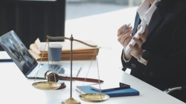 İş ekibi bilgisayarda çalışıyor..