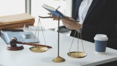 Ofiste çalışan bir avukat. Avukat ya da hukuk hukuku, hukuk kavramı