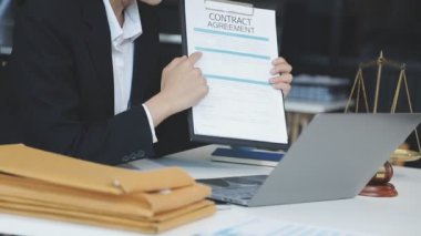 Belge üzerinde çalışmayı işkadını