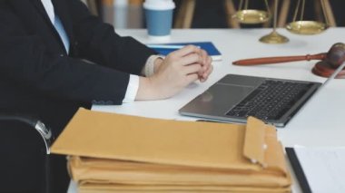 avukat laptop ile çalışma