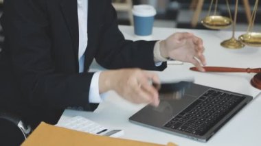 Ofiste çalışan iş adamı