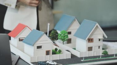 Emlakçı emlak modelini gösteriyor.