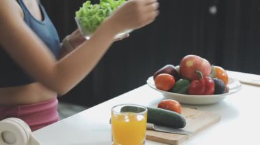 Sağlıklı yiyecekleri olan genç bir kız.