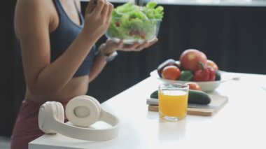 Mutfakta genç bir kız ve sağlıklı bir yemek.