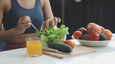 sağlıklı beslenme konsepti. Kadın mutfakta taze yemek hazırlıyor..