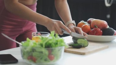 Kadın mutfakta sağlıklı yemek hazırlıyor.