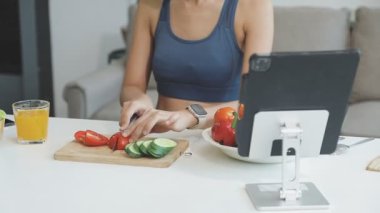 Kadın akıllı telefonuyla video görüşmesi yapıyor.