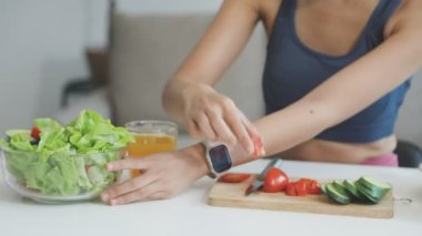 Sağlıklı bir yaşam tarzı. Elinde bir kase sebze salatası olan genç bir kadın. Sağlıklı yaşam tarzı ve diyet kavramı.