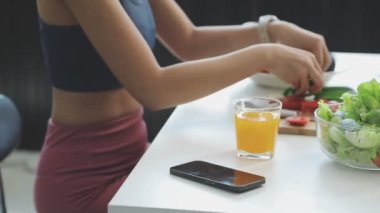 kadın sağlıklı salata ile