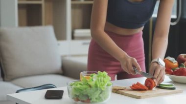 Mutfakta sebze doğrayan güzel bir kadın..