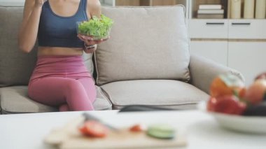 Genç, güzel esmer kadın mutfakta..