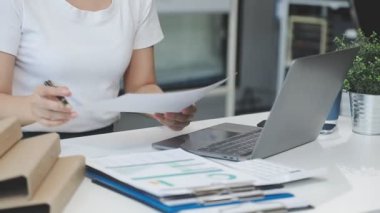 yakın plan - ofiste hesap makinesi ve kalem tutan işadamının görüntüsü