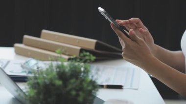 Beyaz ekranlı akıllı telefon kullanan kadın