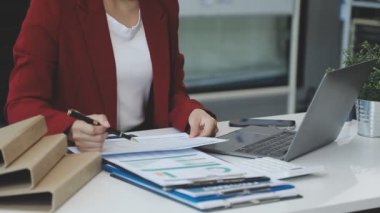 Genç bayan ofiste çalışıyor.