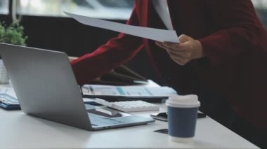 İş kadını ofiste dizüstü bilgisayar ile çalışma