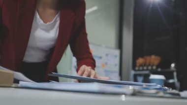 Ofisteki dizüstü bilgisayarda çalışan genç iş kadını