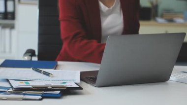 Ofiste çalışan iş kadını..