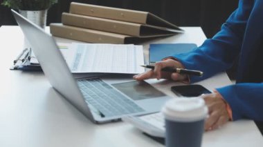 Dizüstü bilgisayarı ve evrakları olan bir iş adamı. Belgeleri ve kalemi olan iş adamı