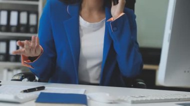 Ofiste bilgisayarla çalışan iş adamları.