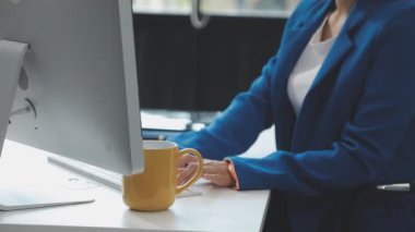 bir bilgisayar kullanma Office iş kadını.