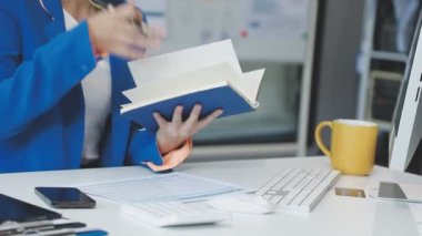 Genç bayan ofiste çalışıyor.