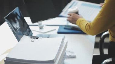 Dijital tabletle çalışan genç bir kadın.