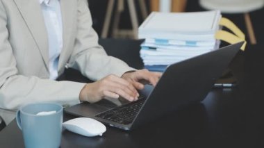 Takım elbiseli bir iş adamı ve dizüstü bilgisayarlı bir kravat.