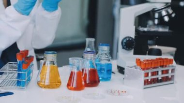 Laboratuvarda çalışan bilim adamı.