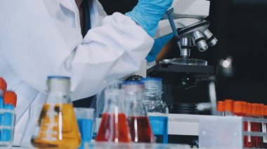 Laboratuvarda mikroskopla çalışan bir bilim adamı. laboratuvar araştırması