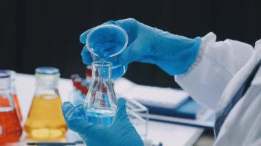 Laboratuvarda çalışan bilim adamı.