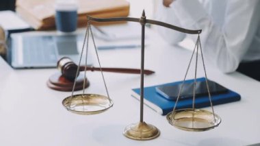 Adalet ve hukuk kavramı. Ofisteki masada dizüstü bilgisayar ve tabletle çalışan erkek ve avukat.