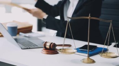 Ofisteki büro masasında çalışan avukat.