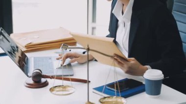 Avukat, büroda belgelerle ve hukukla çalışıyor.