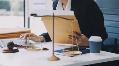 Ofisteki belgelerle çalışan bir avukat.