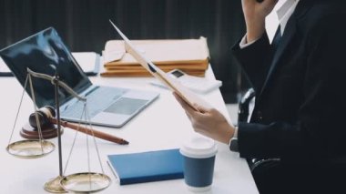 İş adamı ya da avukat ya da avukat ya da ofiste kitabı olan bir yargıç..