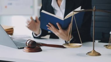 Avukat, yargıç, avukat ya da avukat bir hukuk bürosunda çalışıyor. Hukuk ve hukuki danışmanlık hizmetleri, hukuki danışmanlık, adalet ve hukuk