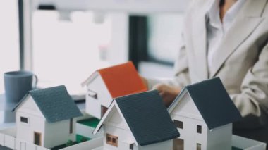 Yeni evin arka planında ev anahtarlarını tutan kadın.